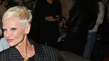 Αντριάνα Σκλεναρίκοβα: Η δίμετρη καλλονή έκανε σπάνια εμφάνιση με πλατινέ μαλλιά και φρύδια