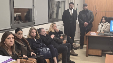 «Πυρά» Καρυστιανού για Τέμπη - Η φωτογραφία μέσα από τα δικαστήρια Λάρισας