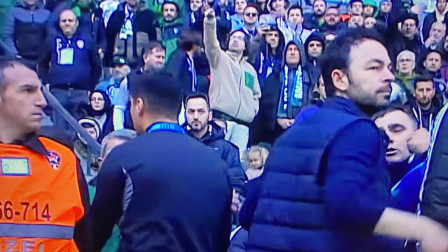 Χάος σε ματς στη Τουρκία: Όταν ο προπονητής της Κοτσαέλισπορ «τίναξε» το ματς στον αέρα (vid)