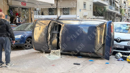 Τροχαίο στην Κυψέλη: ΙΧ πήγε ανάποδα σε δρόμο και αναποδογύρισε