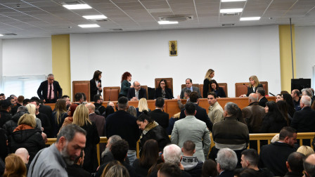 Δίκη Τεμπών: «Κόκκινη κάρτα» από τους δικηγόρους για την ακαταλληλότητα της αίθουσας