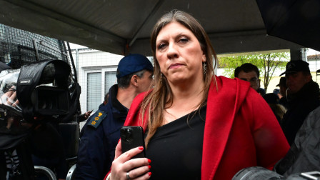Δίκη για τα Τέμπη: Ένταση μεταξύ συγγενών θυμάτων και της Ζωής Κωνσταντοπούλου - «Είστε στημένοι»