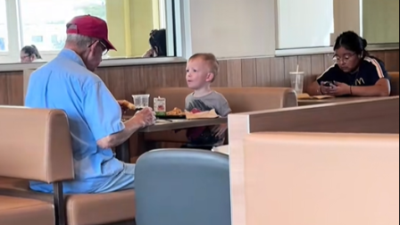 Το βίντεο που έκανε το TikTok να «δακρύσει»: 3χρονος κάνει παρέα σε ηλικιωμένο που τρώει μόνος του