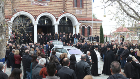 Συγκίνηση στο τελευταίο αντίο του Στέφανου Μπορμπόκη - Με τη σημαία του ΠΑΟΚ το φέρετρο