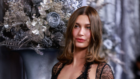Η Hailey Bieber ποζάρει με αμφίεση Playboy και δηλώνει: «Θέλω να αποκτήσω άλλα πέντε παιδιά»