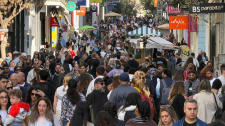 «Βουλιάζει» η Ερμού από κόσμο: Τι ώρα κλείνουν καταστήματα και σούπερ μάρκετ