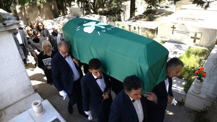 Συγκίνηση στο τελευταίο «αντίο» στον Γιώργο Γονιό - Τυλιγμένη με τη σημαία του Παναθηναϊκού η σορός