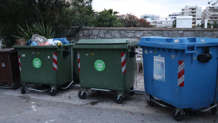 «Είδαμε ένα χέρι στα σκουπίδια»: Τι λένε οι υπάλληλοι που έσωσαν τον άστεγο στη Θεσσαλονίκη