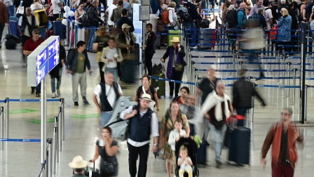 Γιατί η Ελλάδα βάζει «φρένο» στους βιομετρικούς ελέγχους των Βρετανών τουριστών