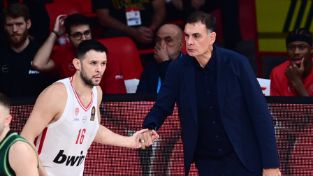 Αποθέωση Μπαρτζώκα σε Παπανικολάου: «Τα 800 παιχνίδια στον Ολυμπιακό είναι 1.500 σε άλλη ομάδα»