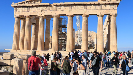 Κοσμοσυρροή στην Ακρόπολη: «Πλημμύρισαν» οι αρχαιολογικοί χώροι για τη Διεθνή Ημέρα Μνημείων