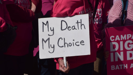 Υποβοηθούμενη αυτοκτονία: Υγιής μητέρα από τη Βρετανία επιλέγει τον θάνατο στην Ελβετία