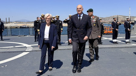 Συνάντηση Δένδια με τη Γαλλίδα ομόλογό του στη φρεγάτα «Κίμων»