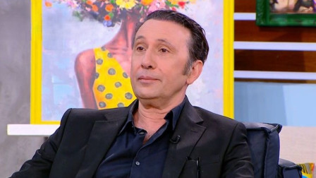 Ρένος Χαραλαμπίδης: «Ξανασυστήνομαι στα 50 μου στο κοινό, σαν πρωτοεμφανιζόμενος 50άρης»