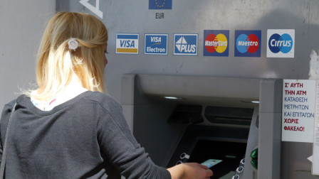 Απόφαση σταθμός για τη μηνιαία χρέωση 0,80 ευρώ στους τραπεζικούς λογαριασμούς