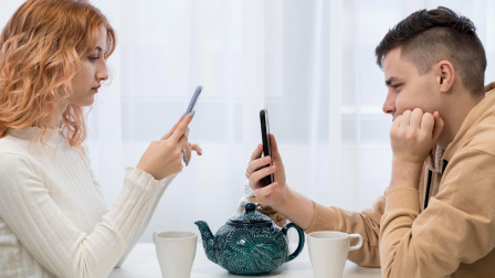 Από το ραντεβού στο chatbot: Πώς οι «εικονικοί σύντροφοι» αλλάζουν τις ερωτικές σχέσεις