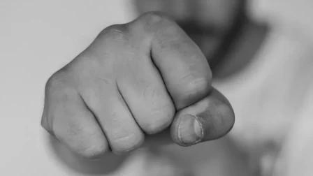 Βίντεο από την επίθεση 6 νεαρών σε 22χρονο στον Εύοσμο: Τον εγκλωβίζουν και τον γρονθοκοπούν