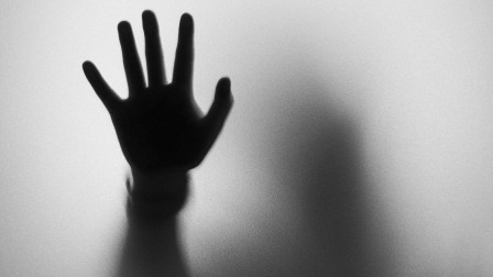 Λυκαβηττός: Συνεχίζεται το ανθρωποκυνηγητό για τον άνδρα που επιτέθηκε σε 22χρονη