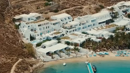 Το «πάρτι» των εκατομμυρίων στη Μύκονο: Με 30 εκατoμμύρια ευρώ χρέη στο Δημόσιο και... υπερπολυτελή θαλαμηγό