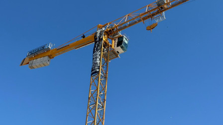Κατάληψη γερανού στην Αλεξάνδρας από ακτιβιστές - Ανάρτησαν πανό για τα Προσφυγικά