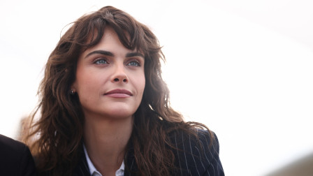 «Περήφανα λεσβία» δηλώνει η Clara Delevigne: Το δύσκολο «coming out» και τι είπε για τη σύντροφό της
