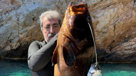 «Φαρμακερό» μήνυμα Πολάκη σε Τσίπρα με... ροφό 13,5 κιλών: «Εμείς δεν ψαρεύουμε σε θολά νερά»