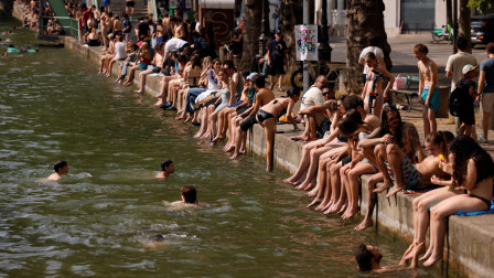 «Κινητές ζούγκλες» και κιμωλία στα παράθυρα: Πώς αντιμετωπίζουν τον ακραίο καύσωνα οι Ευρωπαίοι