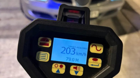 Έτρεχε με 203 χλμ/ώρα στην Αθηνών–Κορίνθου και επιχείρησε να «γλιτώσει» τη σύλληψη με δωροδοκία