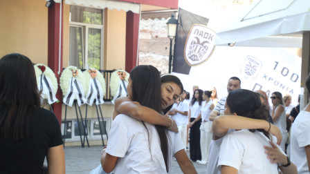 Σπαρακτικές εικόνες στο τελευταίο «αντίο» της 15χρονης Άννας-Μαρίας του ΠΑΟΚ
