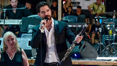 Άρης Μουγκοπέτρος - Η μεγάλη επιστροφή: Χαμόγελα και συγκίνηση στην πρώτη εμφάνιση μετά το ατύχημα