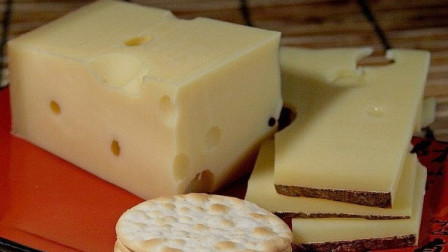 «Αγνοούνται» 20 τόνοι τυρί Έμενταλ στον δρόμο ανάμεσα σε Βαυαρία και Γαλλία