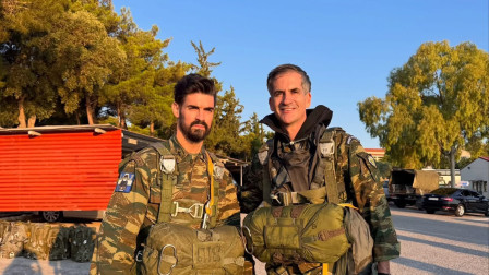 Πάτερ Ευάγγελος Λιάπης: Διάβασε την προσευχή και έκανε πρώτος άλμα μαζί με τον Μπακογιάννη