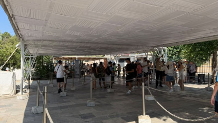 Στη φυλακή ο 60χρονος που επιτέθηκε με μαχαίρι σε Αμερικανούς τουρίστες στην Ακρόπολη