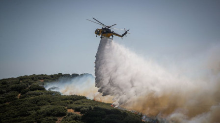 Φωτιά στα Άγραφα: Βίντεο με «μάγκα» χειριστή ελικοπτέρου να παίρνει νερό από ρυάκι