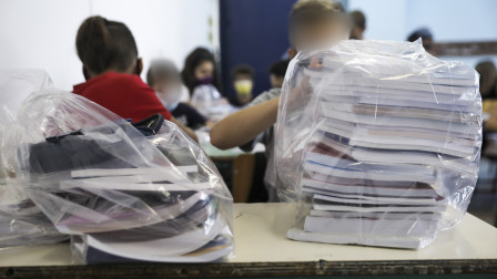 «Αναπαράγει σεξιστικά στερεότυπα»: Το ΠΑΣΟΚ ζητά να αποσυρθεί βιβλίο της Γ΄ Γυμνασίου