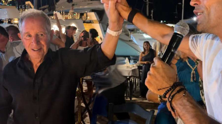 Αυθόρμητο live του Κωνσταντίνου Αργυρού στο Φισκάρδο: Πήρε μικρόφωνο και ξεσήκωσε μέχρι τον Σβάρτσμαν