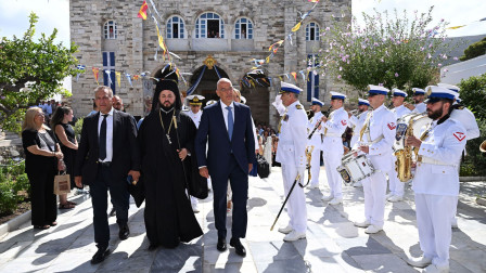 Με λαμπρότητα ο Δεκαπενταύγουστος στην Πάρο – Στην Εκατονταπυλιανή ο Νίκος Δένδιας