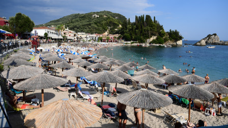 «Σαφάρι» της ΑΑΔΕ τον Δεκαπενταύγουστο: Στο στόχαστρο νησιά, beach bars, ταβέρνες και καταλύματα