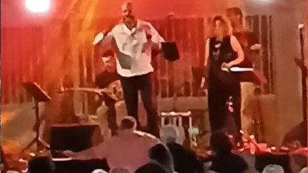 Το ζεϊμπέκικο του Κουτσούμπα - Ο γενικός γραμματέας του ΚΚΕ χόρεψε τη «Φάμπρικα» του Χαλκιά