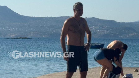Κυριάκος Μητσοτάκης: Πρωινή βουτιά στα Χανιά δύο ημέρες μετά το ατύχημα με το ποδήλατο