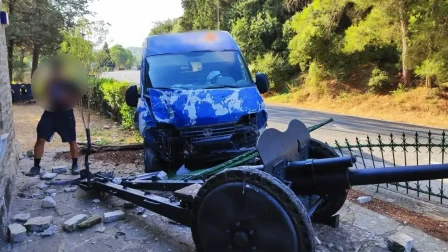 Τροχαίο στα Ιωάννινα: Βαν εκτός ελέγχου στο Καλπάκι – Κατέληξε στην είσοδο του Πολεμικού Μουσείου