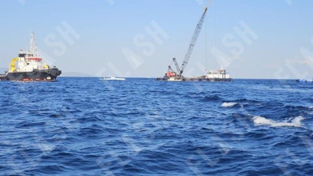 Βουλιαγμένη: Ξεκίνησε η ρυμούλκηση του τουρκικού σκάφους που βυθίστηκε - Σώθηκαν οι 8 επιβαίνοντες