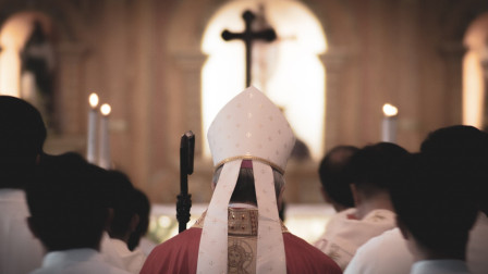 Σκάνδαλο στην Εκκλησία: Ο Πάπας Λέων καθαίρεσε επίσκοπο για επισκέψεις σε οίκους ανοχής