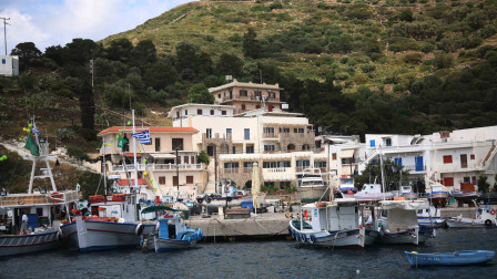 Oι Φούρνοι «αποχαιρέτησαν» τον Δημήτρη Καρύδη - Με κόρνες πλοίων και καπνογόνα το «τελευταίο αντίο»