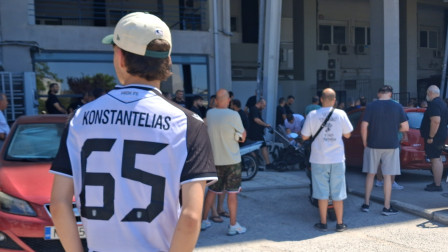 Έντονη δυσαρέσκεια στον ΠΑΟΚ: Φίλαθλοι συγκεντρώνονται έξω από την Τούμπα με φανέλες Κωνσταντέλια
