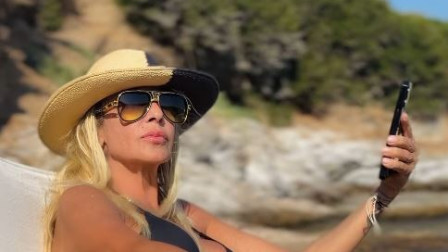 Άννα Βίσση: Γιατί ο Ηλίας Ψινάκης διέκοψε τον γυμνισμό του για να της κάνει promo σε νέο της τραγούδι