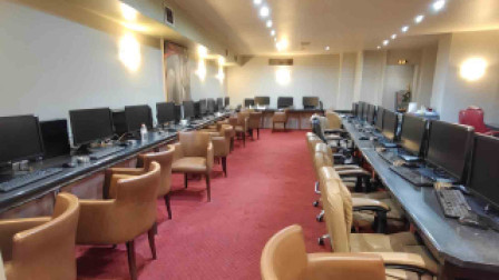«Φρουτάκια» σε 52 υπολογιστές σε παράνομο καζίνο στην Καλλιθέα - Έξι συλλήψεις