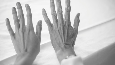 Ξεχάστε τα «μαγικά» anti-aging: Οι 5 συνήθειες που πραγματικά «φρενάρουν» τη γήρανση