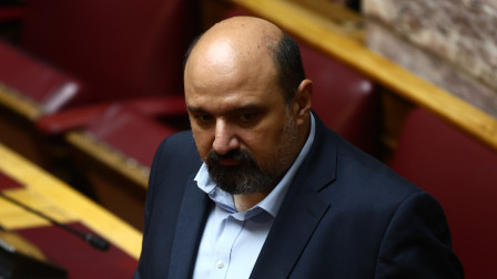 Τέμπη: Σφοδρή πολιτική κόντρα κυβέρνησης και αντιπολίτευσης για την παραπομπή Τριαντόπουλου