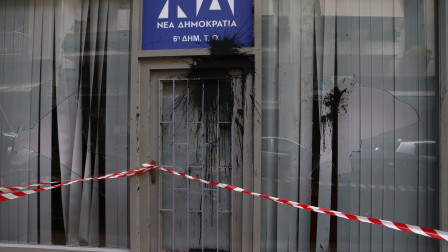 Έριξαν μπογιές και έσπασαν τζαμαρίες στα γραφεία της ΝΔ στην Κυψέλη - Η ανακοίνωση του κόμματος
